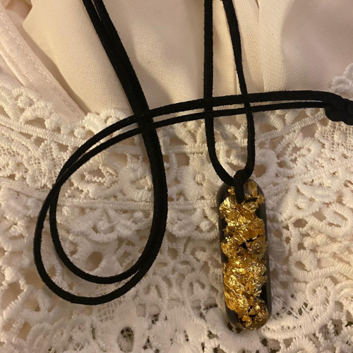 Pendant Necklace with gold flakes